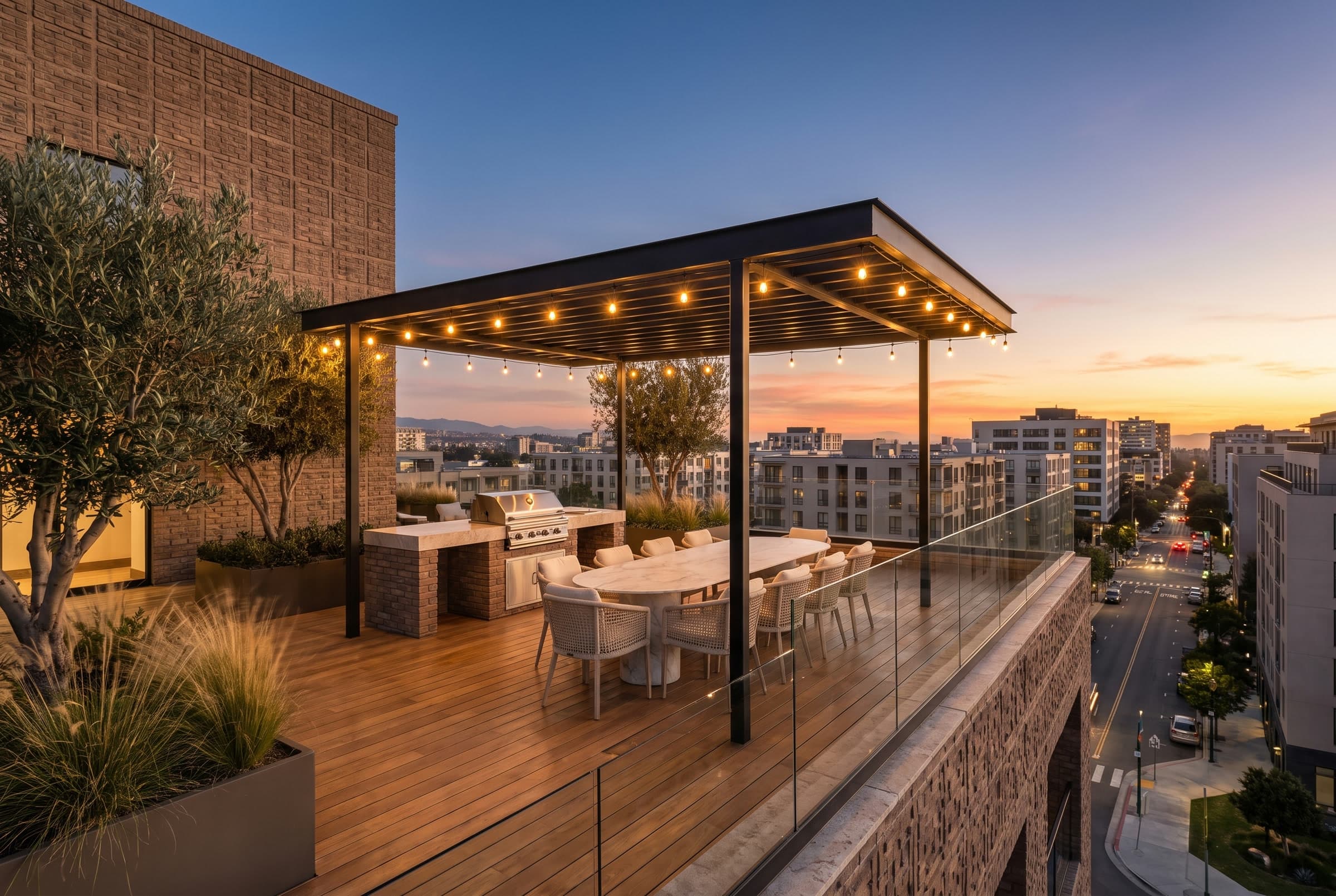 Terraza en la cubierta al atardecer, con pérgola de acero, luces colgantes, mesa para doce y parrilla.